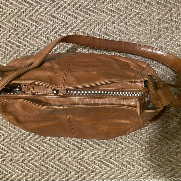 HOBO ONE STRAP, ZIPPERED CAMEL COLOR MID-SIZE BAG - Picture 6 of 12